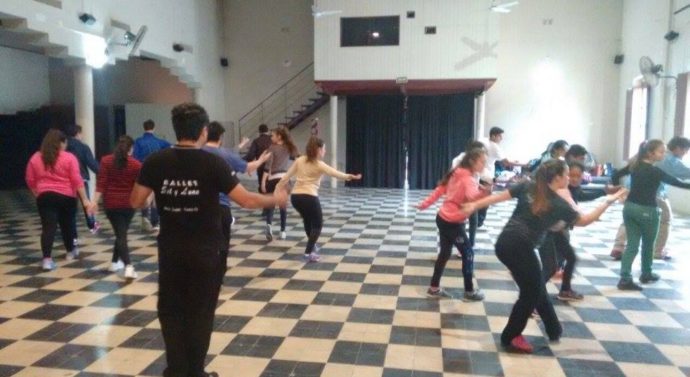 Bailarines de la Usina Cultural V ensayaron la Obra «Salve Argentina»