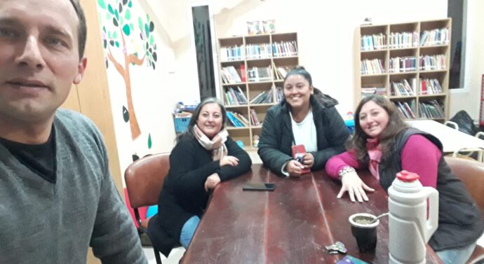 Reunión en la Biblioteca «Miguel A. Sosa» de Arrufó