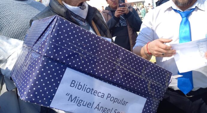 Entrega de libros desde Arrufó a Tucumán