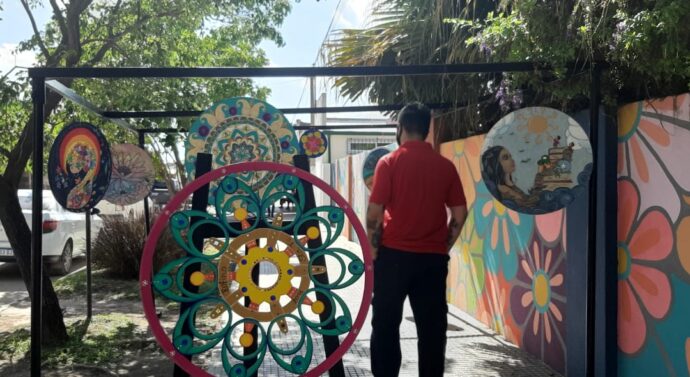 Tostado recibió la muestra de «Mandalas Santafesinos y Cordobeses»