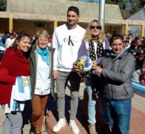 Lucas Alario firmó la pelota que representará a Tostado