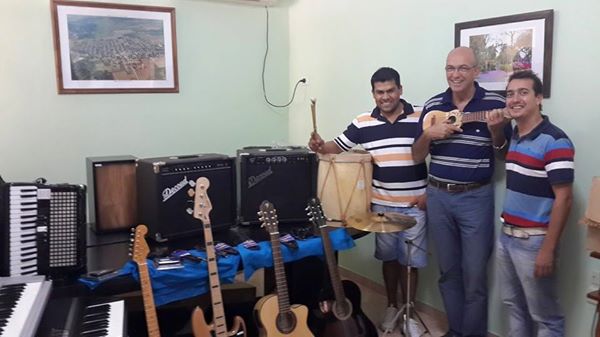 Romang recibió Instrumentos Musicales para el Proyecto «Dando pasos»