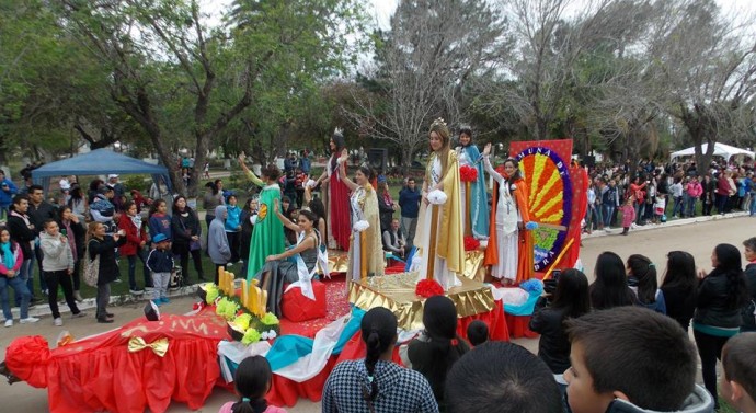 Imponente «Desfile Cívico» en la comunidad de Alejanda