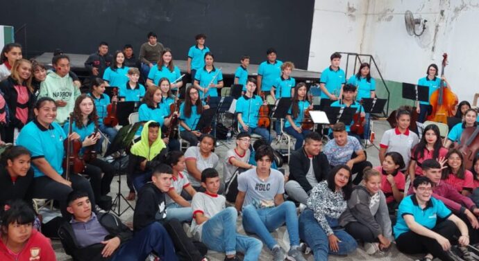 La Orquesta Municipal Infanto-Juvenil visitó la E.E.S.O 523 «Guadalupe»