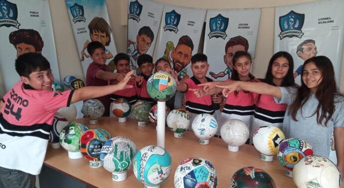 Llegaron a Hardy las muestras «Arte en pelotas» y «Campeones»