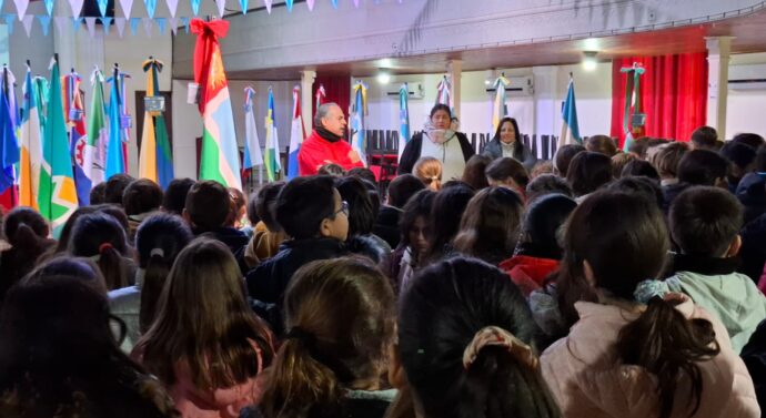 A 20 años de la creación de la Bandera de Santa Isabel, llegó la muestra itinerante interprovincial.