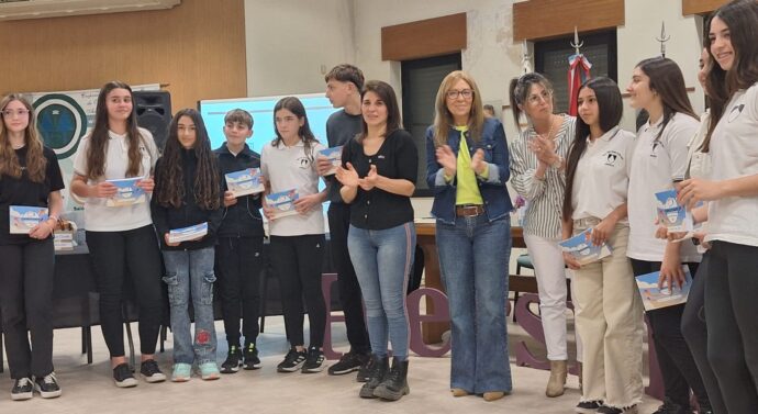 Hersilia reconoció a sus campeones del «Torneo de Bolitas» y recibió los libros «Clave de Cuento» y «De Pueblo en Pueblo 2024
